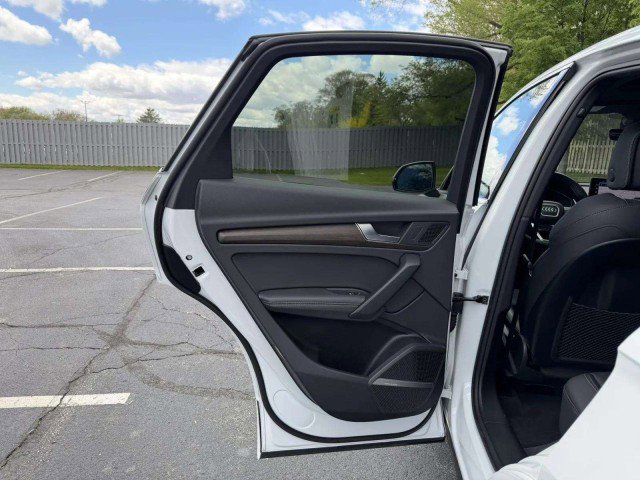 Certified 2025 Audi Q5 2.0T Premium Plus w/ Premium Plus Package AWD/4WD image 21