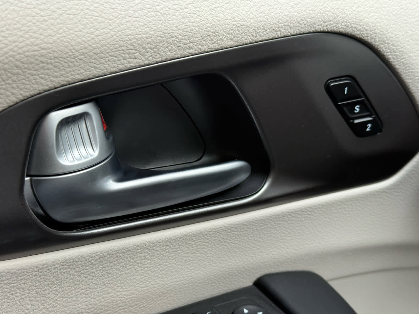 Used 2024 Chrysler Pacifica Touring-L image 28