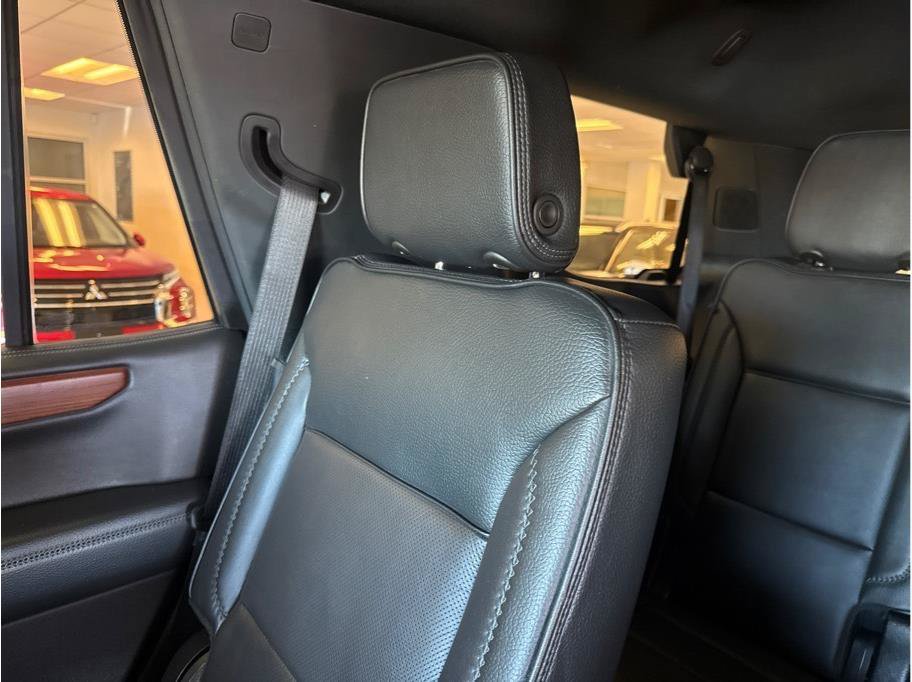 Used 2025 GMC Yukon Denali AWD/4WD image 30
