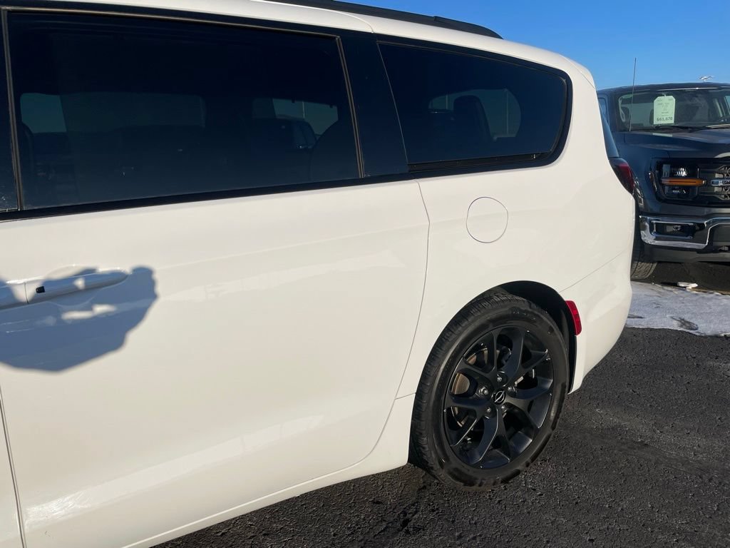 Used 2025 Chrysler Pacifica Limited FWD image 37