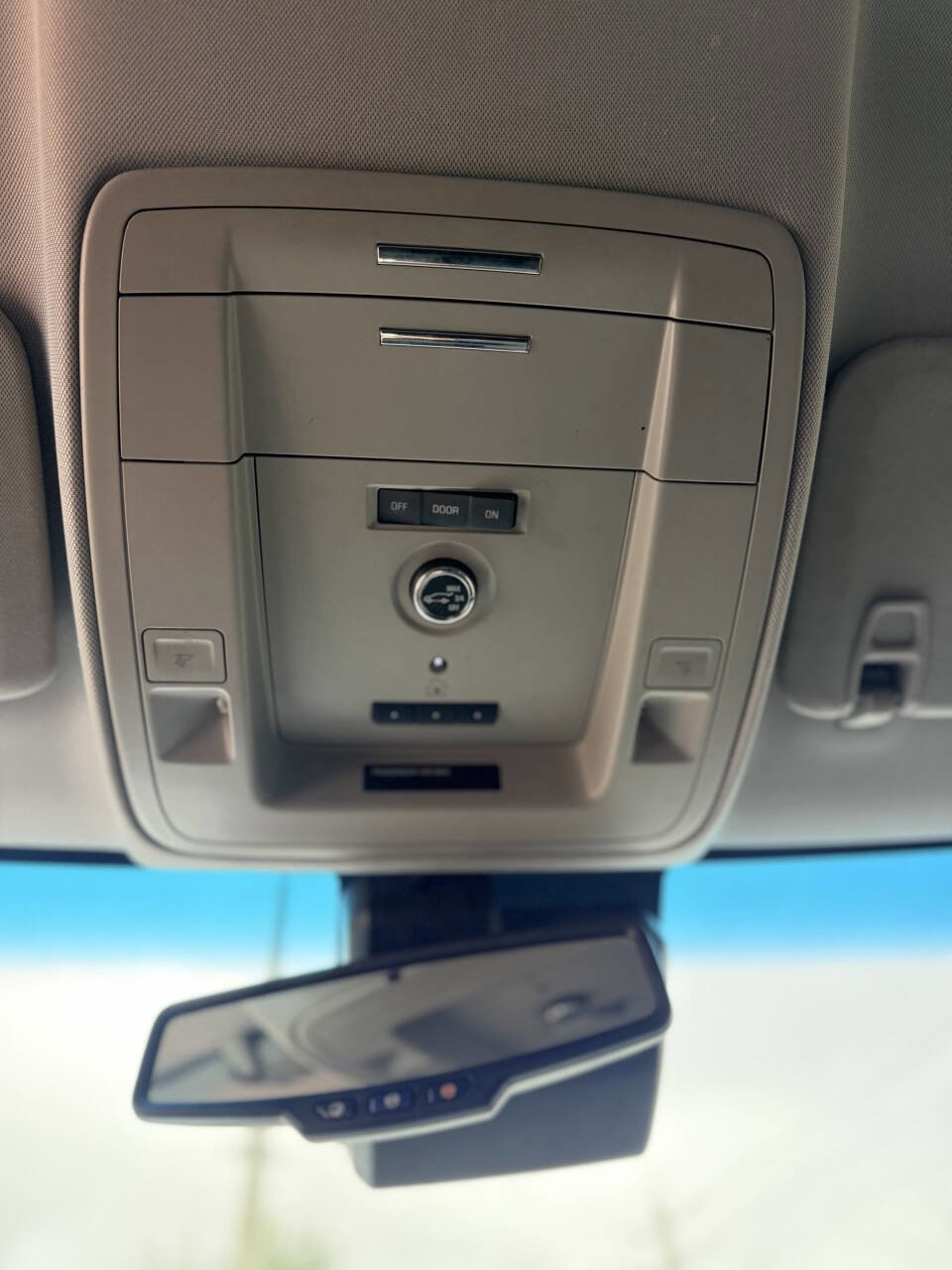 Used 2018 Chevrolet Suburban LT RWD image 17