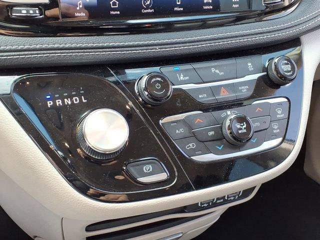 Used 2023 Chrysler Pacifica Touring-L image 10
