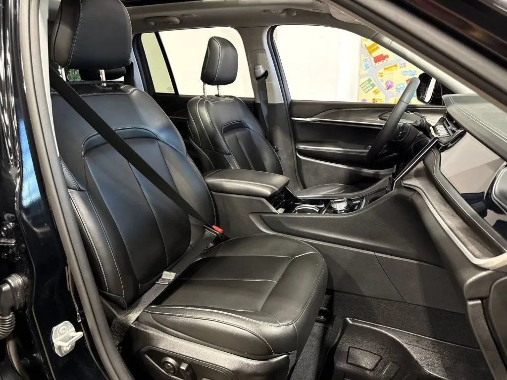 Used 2023 Jeep Grand Cherokee 4WD 4xe image 15