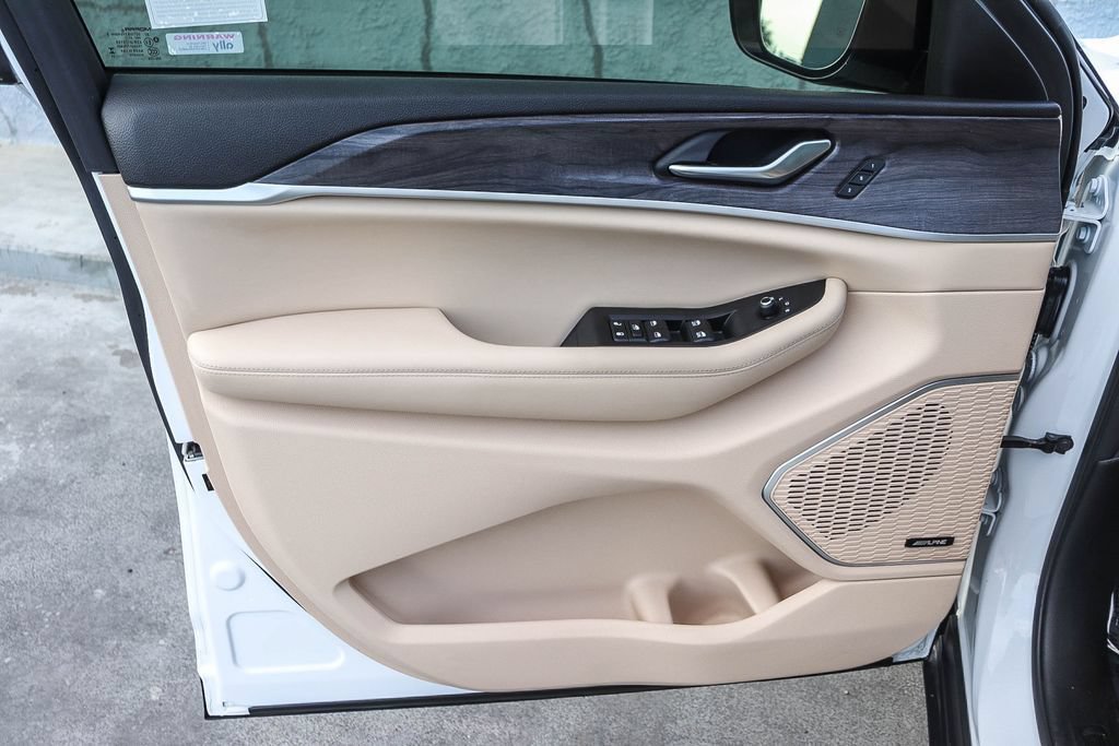 Used 2023 Jeep Grand Cherokee Limited w/ Luxury Tech Group II AWD/4WD image 24