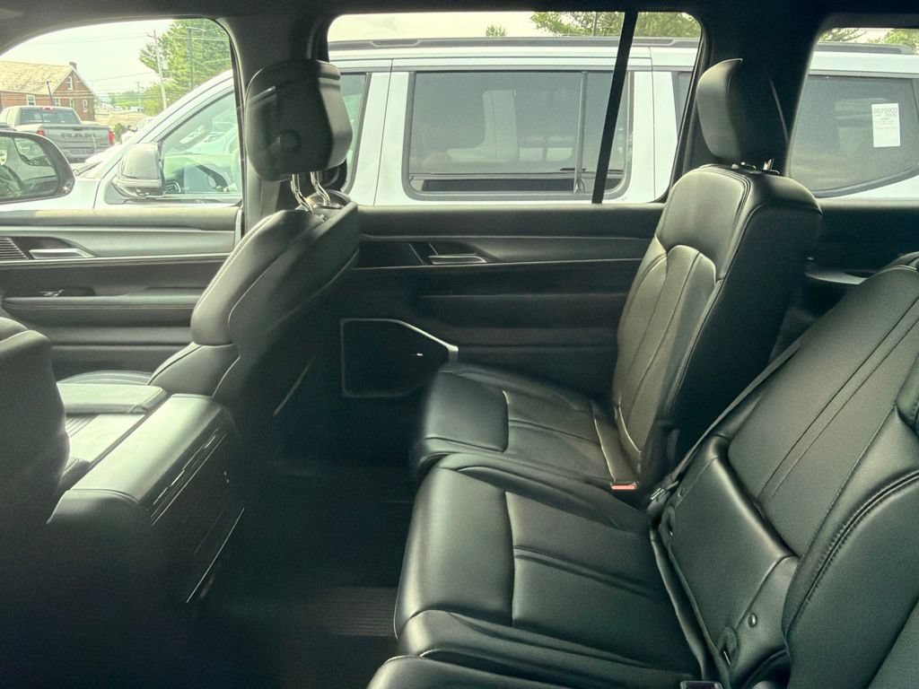 Used 2025 Jeep Wagoneer 4WD w/ Mopar Step-Up Package image 7