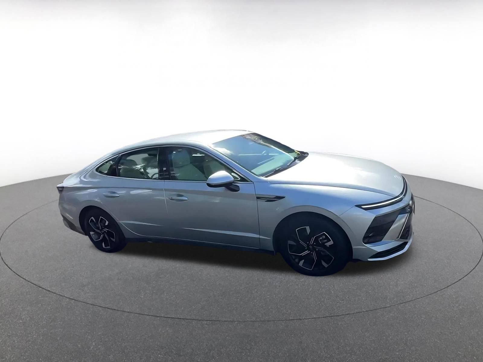 Used 2025 Hyundai Sonata SEL FWD image 2
