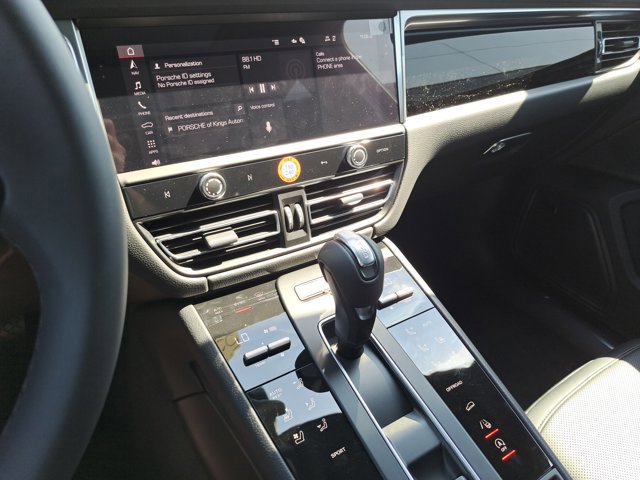 Used 2025 Porsche Macan image 32
