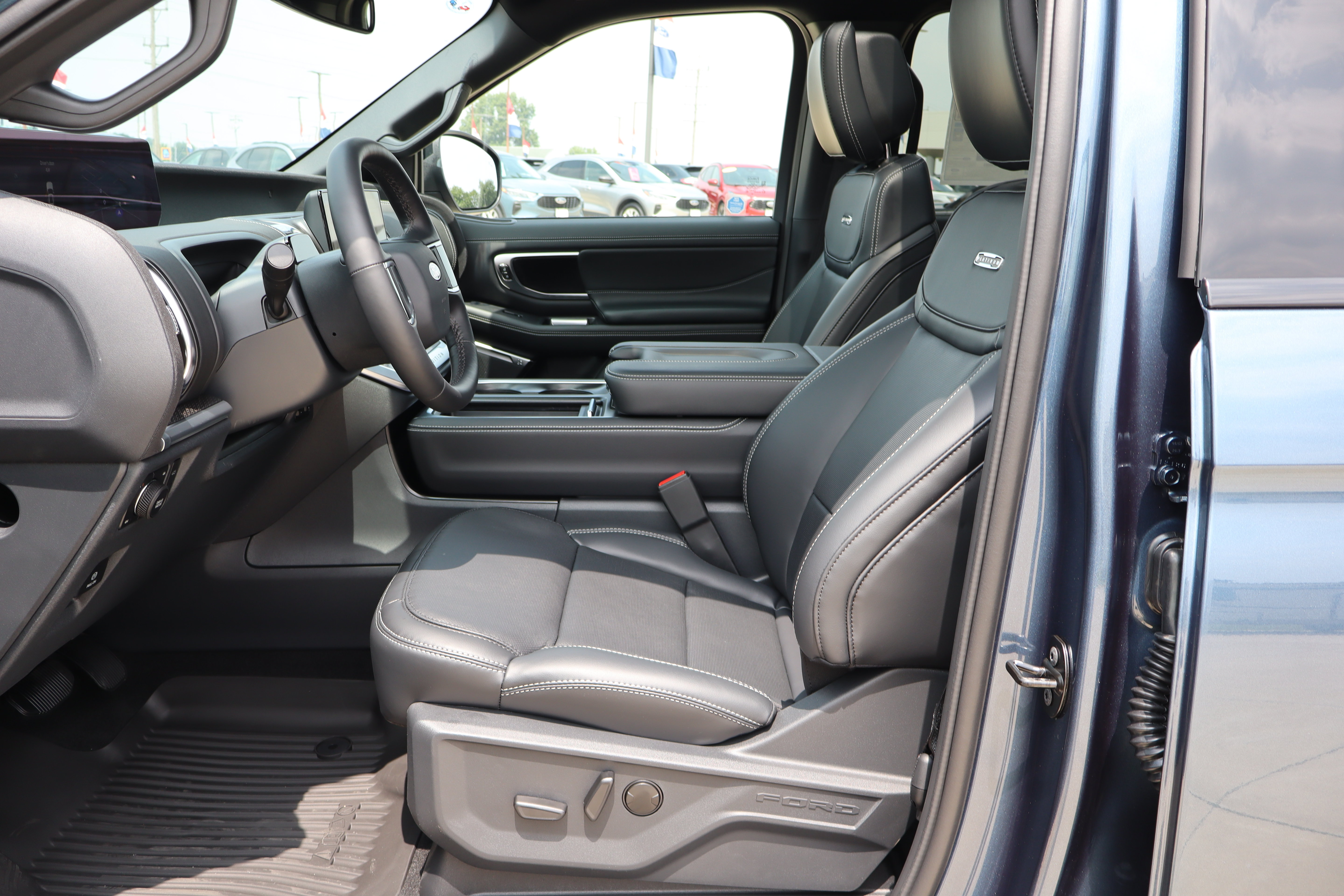 New 2027 Ford Expedition Platinum w/ Stealth Performance Package AWD/4WD image 9