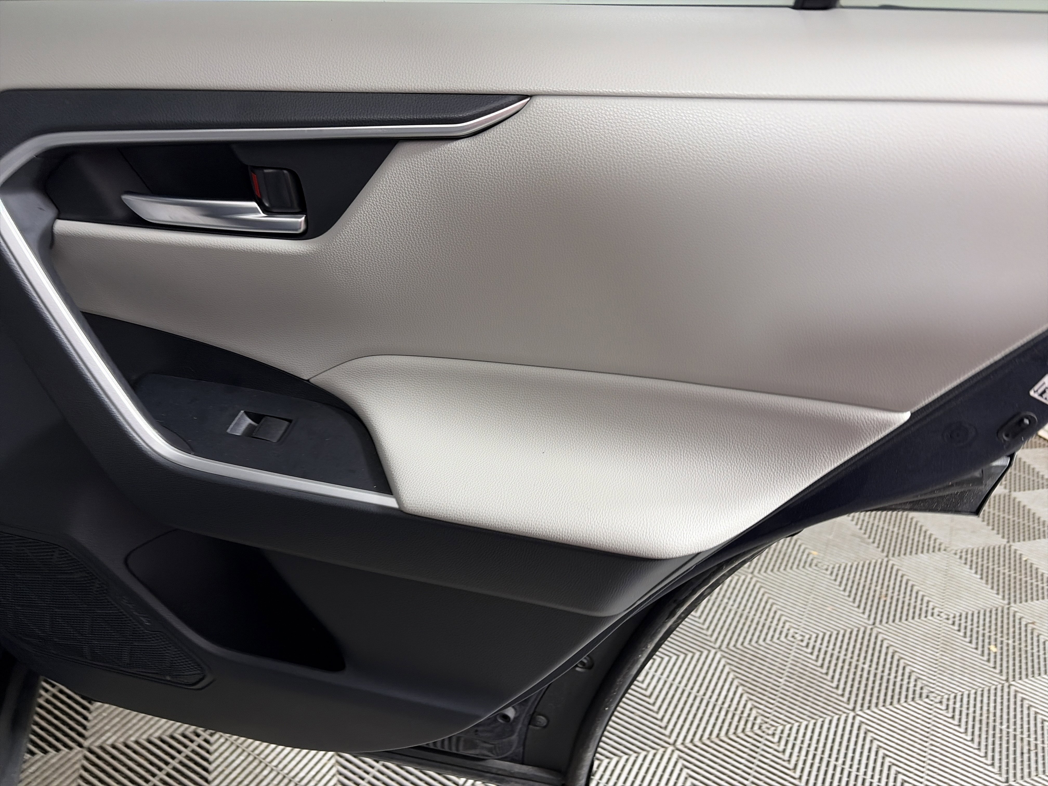 Used 2020 Toyota RAV4 XLE image 41