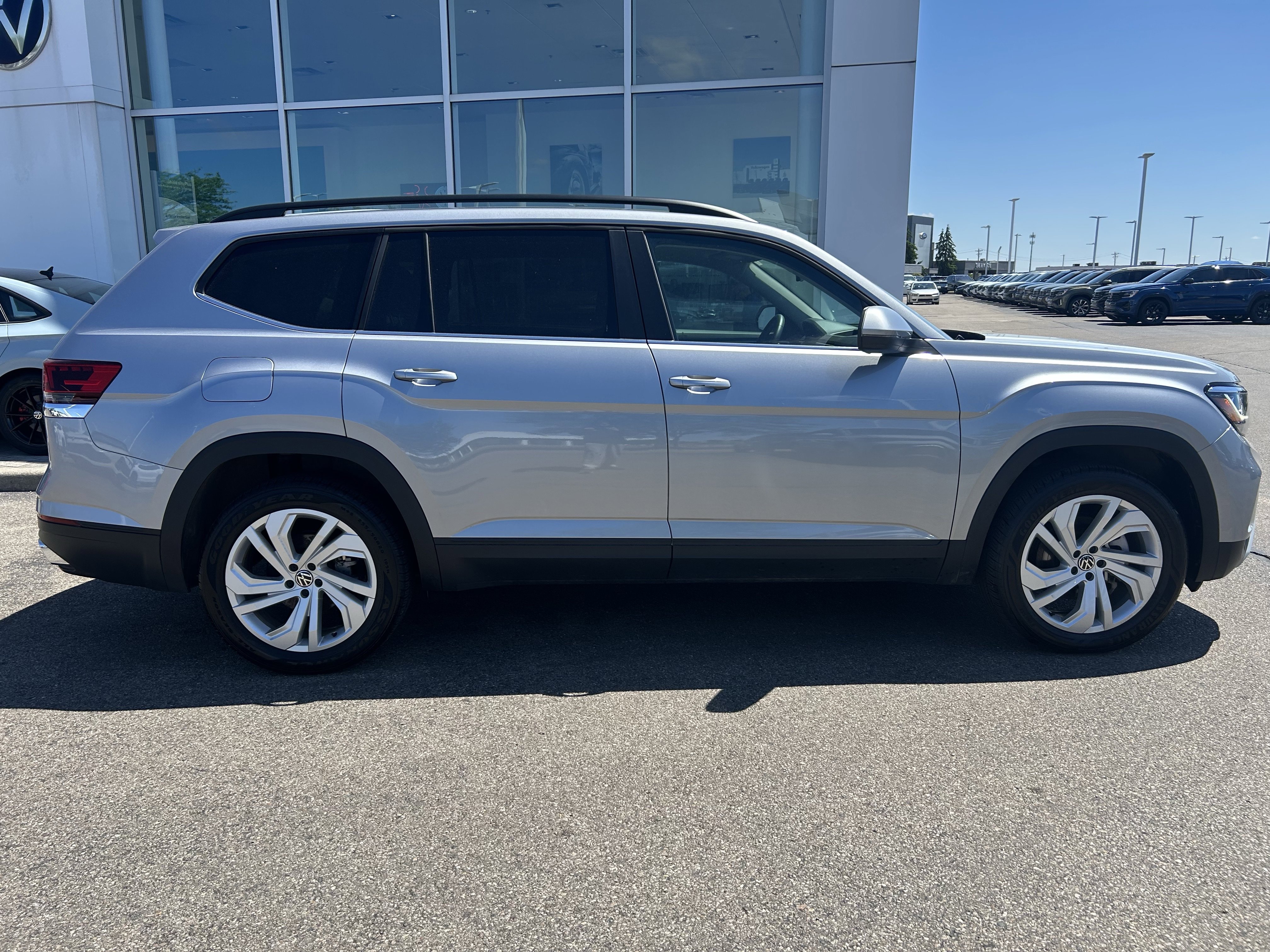Certified 2023 Volkswagen Atlas SE w/ Panoramic Sunroof Package AWD/4WD image 8