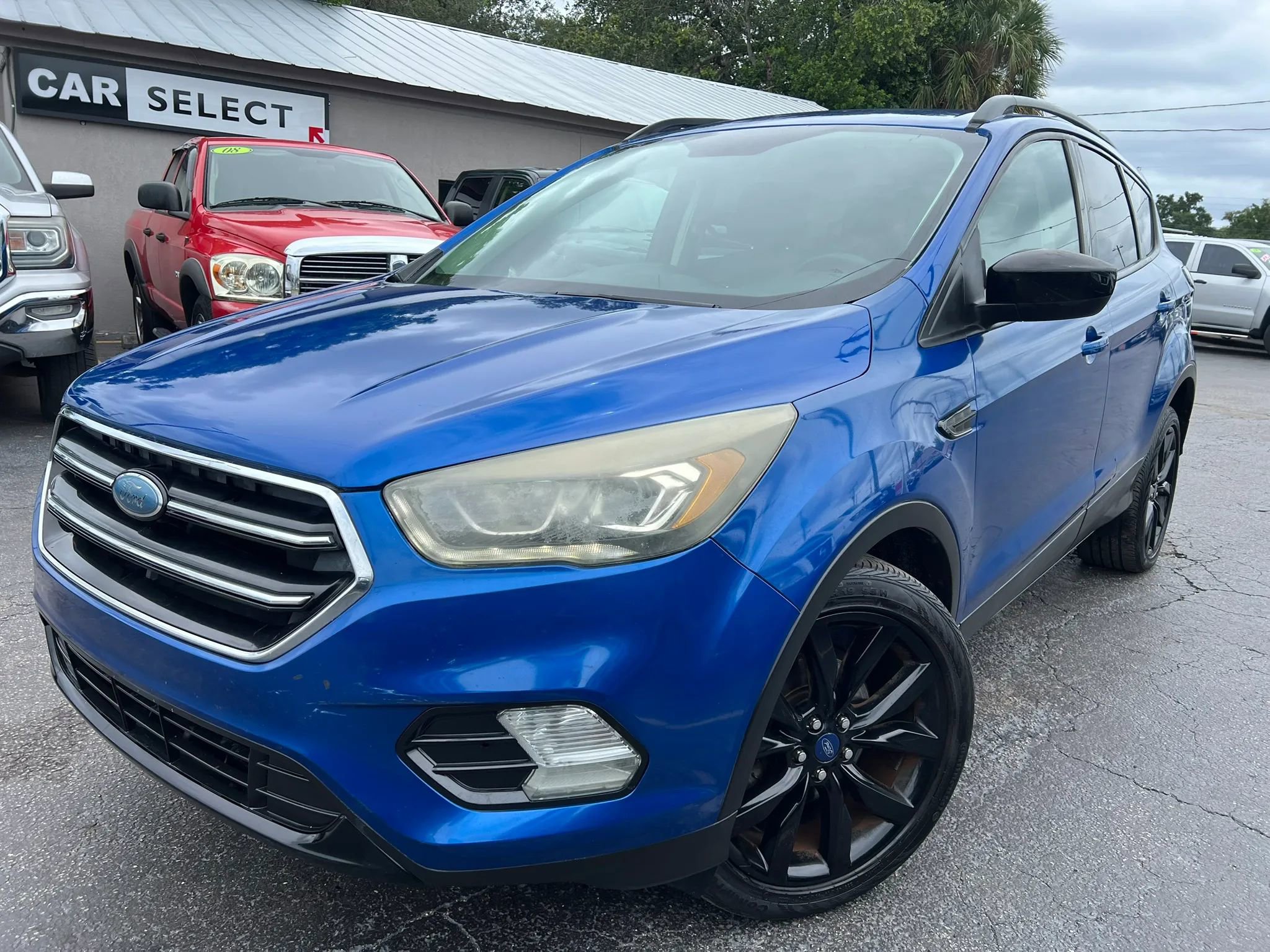 Used 2017 Ford Escape SE w/ SE Sport Appearance Package FWD image 1