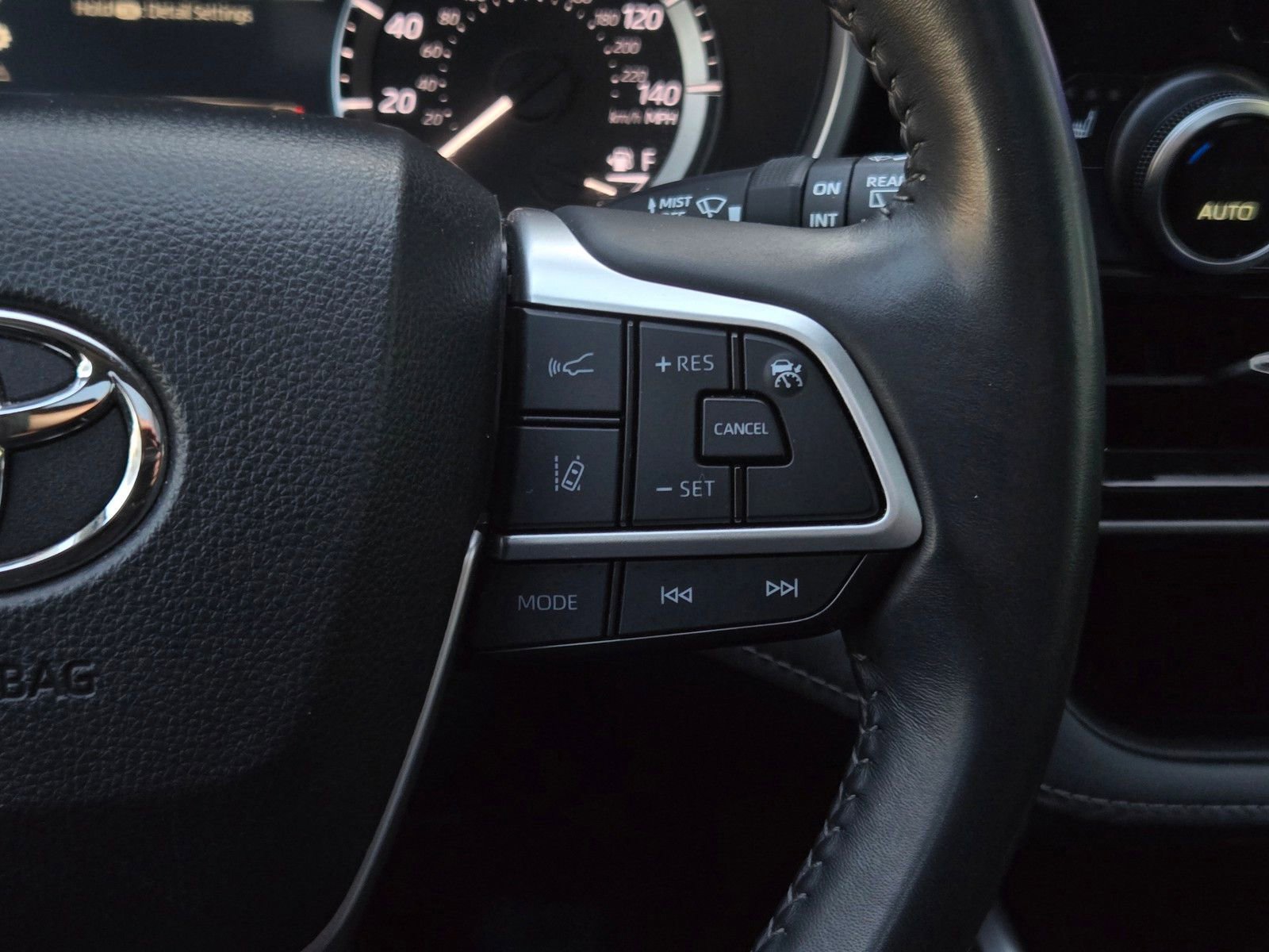 Certified 2024 Toyota Highlander XLE image 22