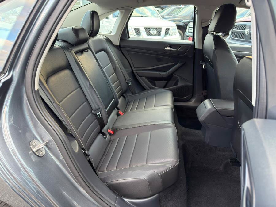Used 2024 Volkswagen Jetta SE FWD image 16