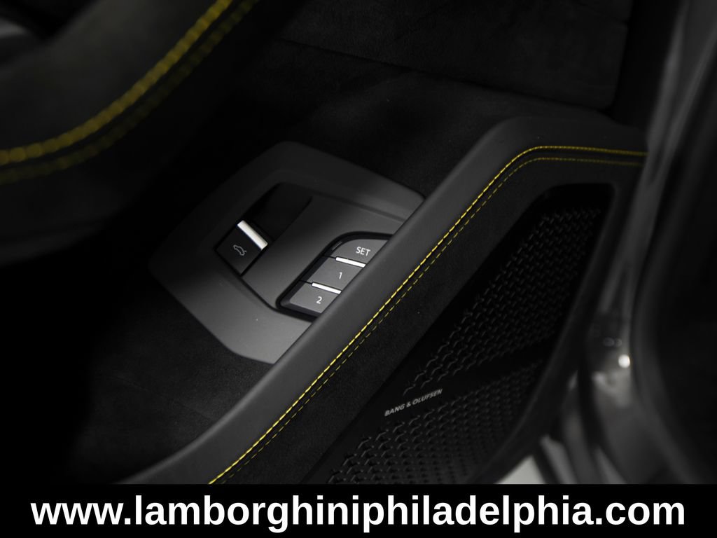Used 2024 Lamborghini Urus Performante AWD/4WD image 13