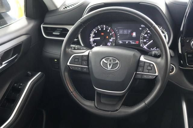 Used 2024 Toyota Highlander XLE AWD/4WD image 11