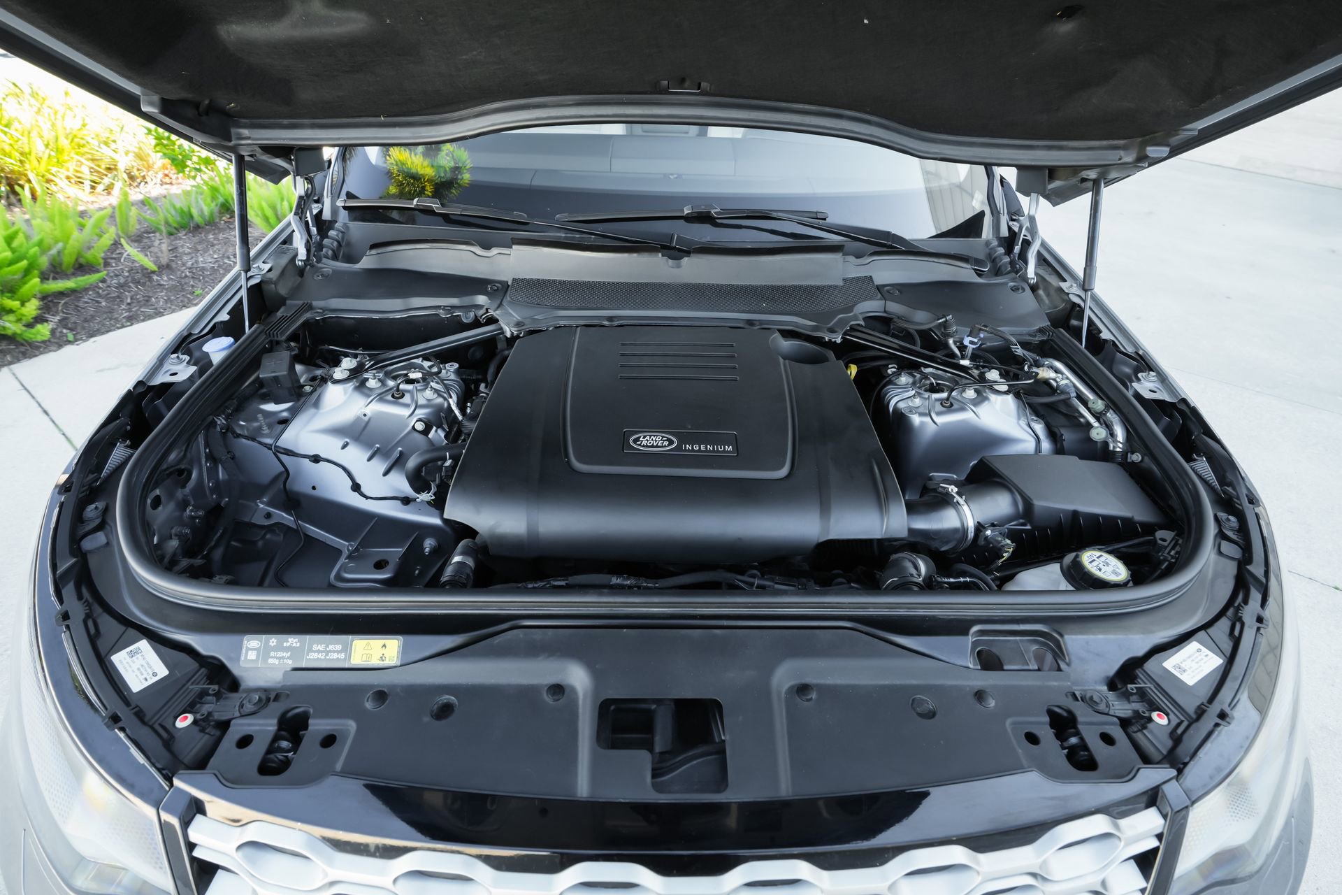 Used 2025 Land Rover Discovery S image 45