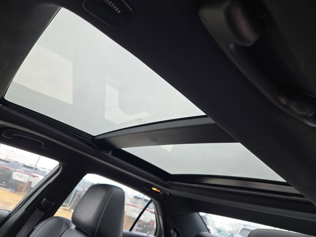 Used 2023 Chrysler 300 C image 24