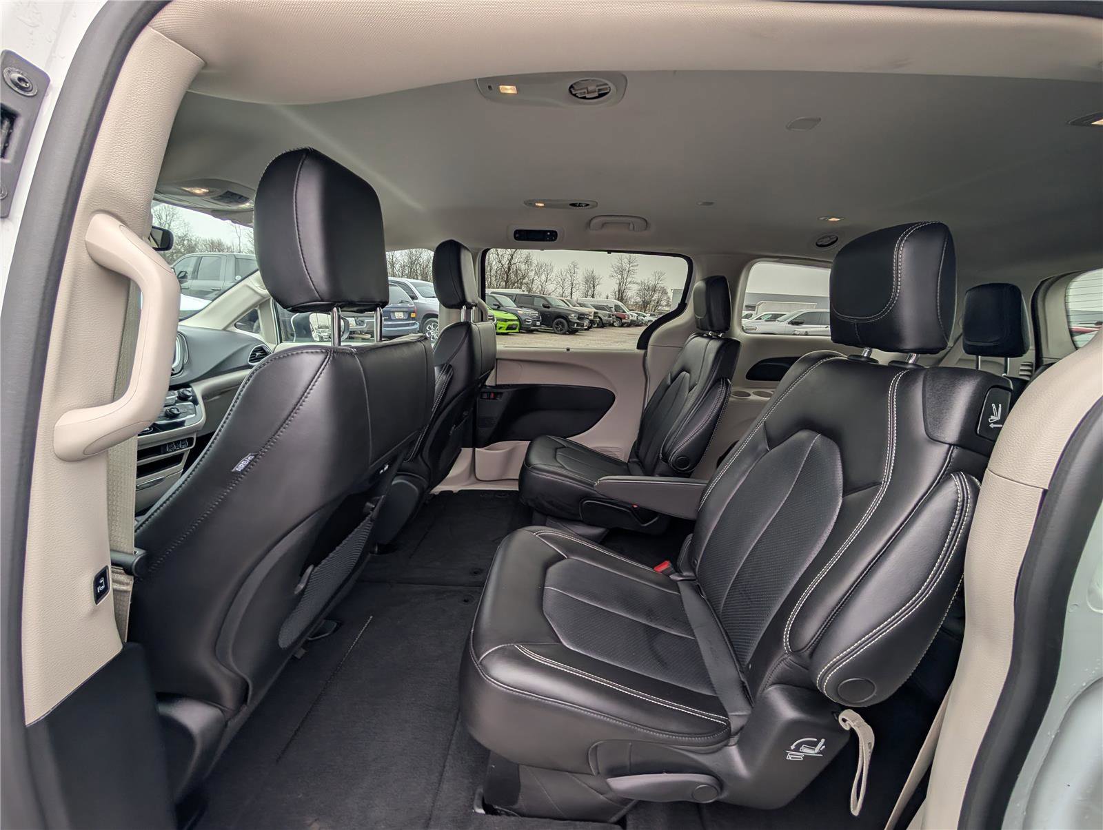 Used 2023 Chrysler Pacifica Touring-L image 14