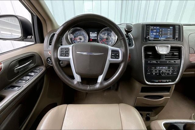 Used 2014 Chrysler Town & Country Touring-L w/ Trailer Tow Group FWD image 5