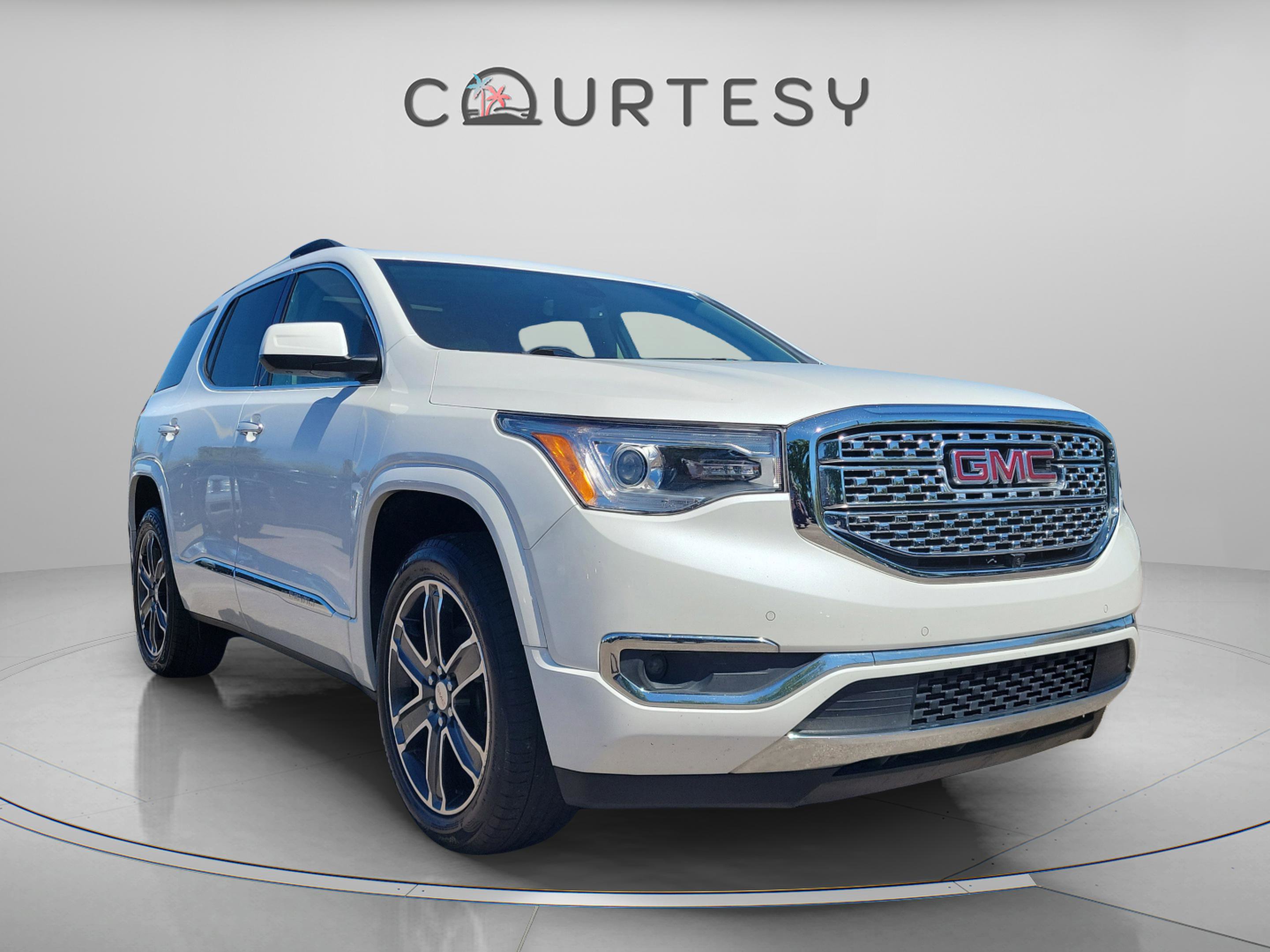 Used 2018 GMC Acadia Denali w/ Technology Package FWD image 4