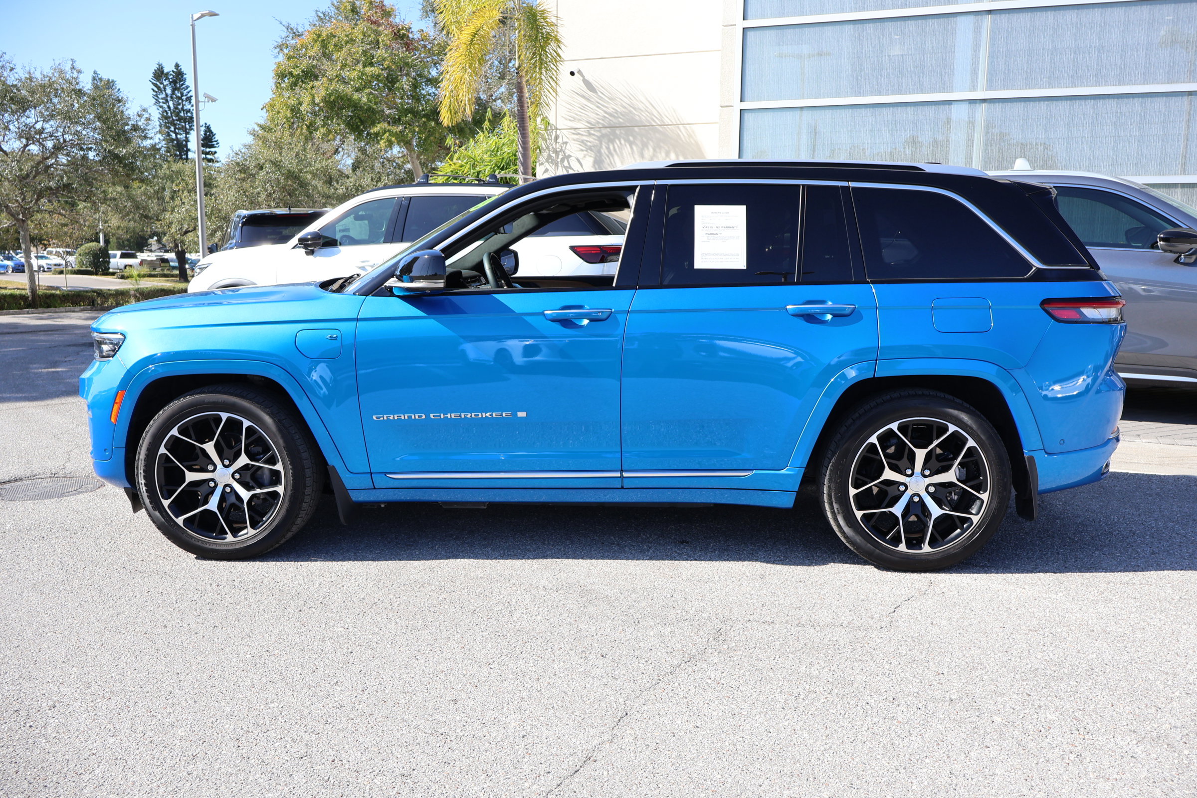 Used 2023 Jeep Grand Cherokee Summit image 6