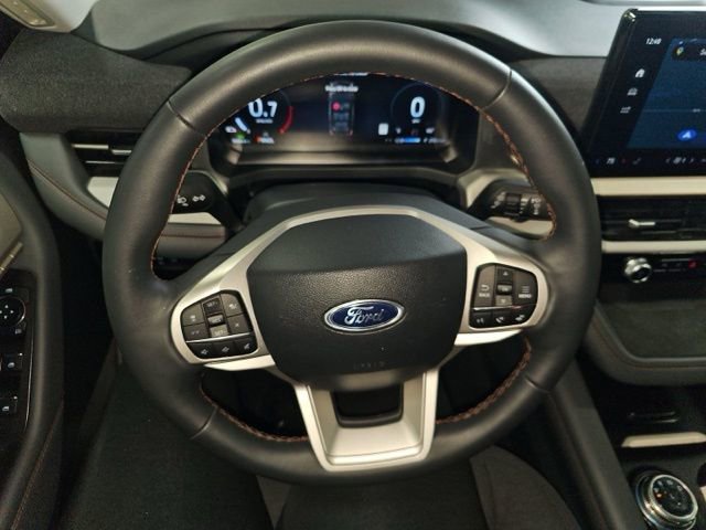 Used 2025 Ford Explorer Active AWD/4WD image 16