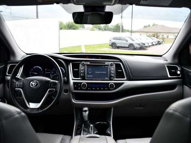 Used 2019 Toyota Highlander XLE FWD image 18