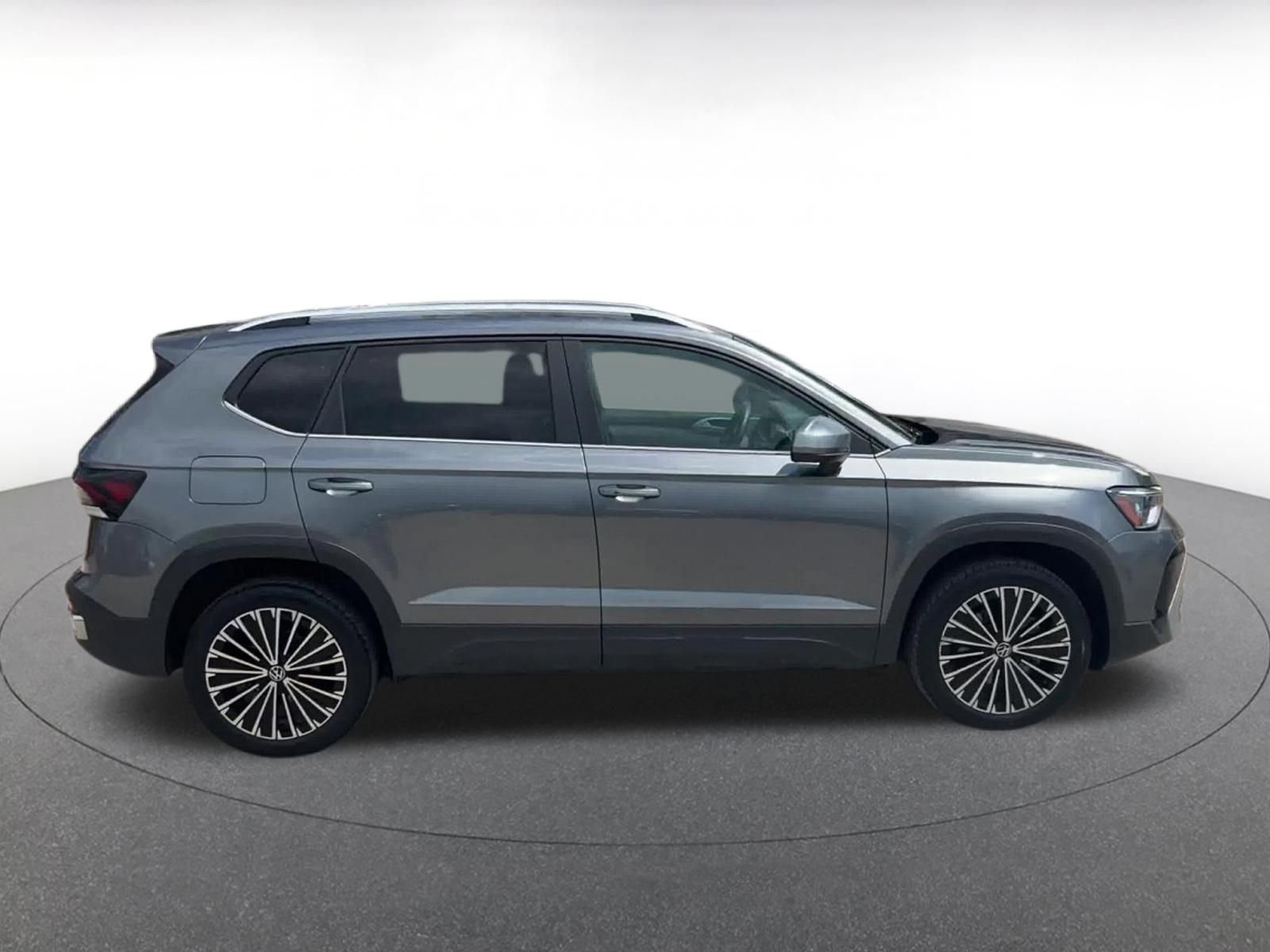 Used 2025 Volkswagen Taos SE FWD image 16