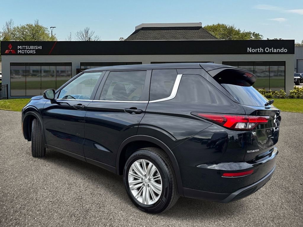 Used 2023 Mitsubishi Outlander ES FWD image 3
