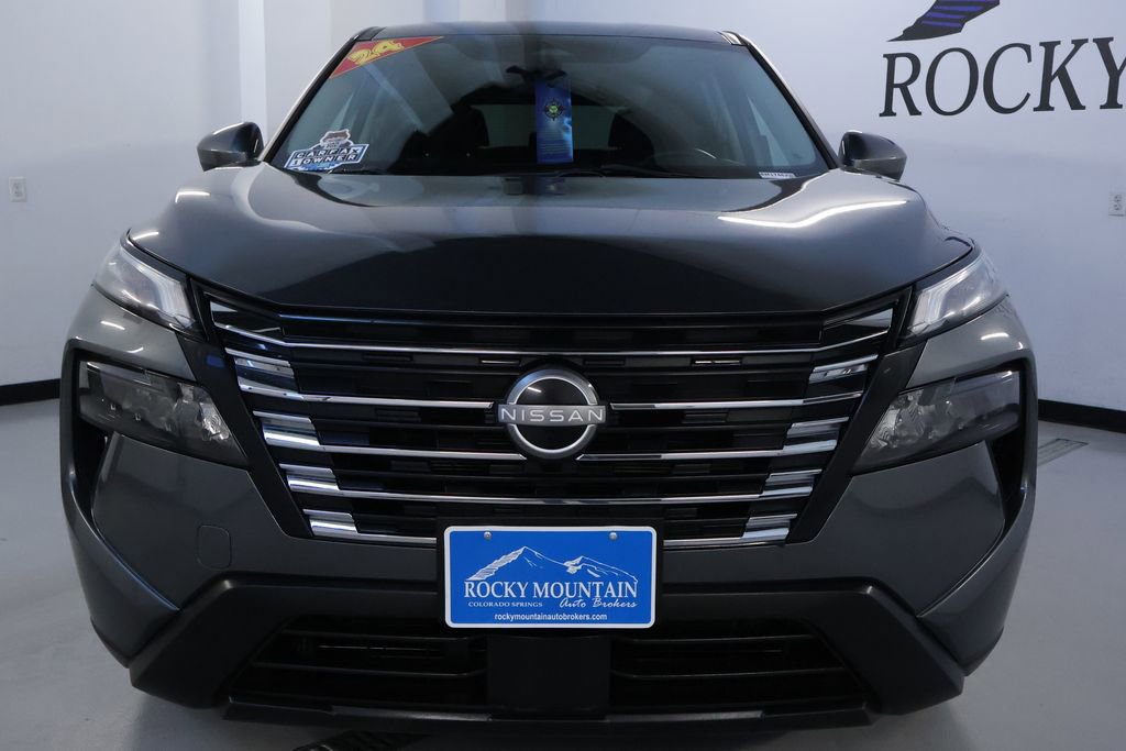 Used 2024 Nissan Rogue SV image 2