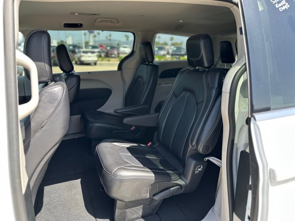 Used 2023 Chrysler Pacifica Touring-L image 4