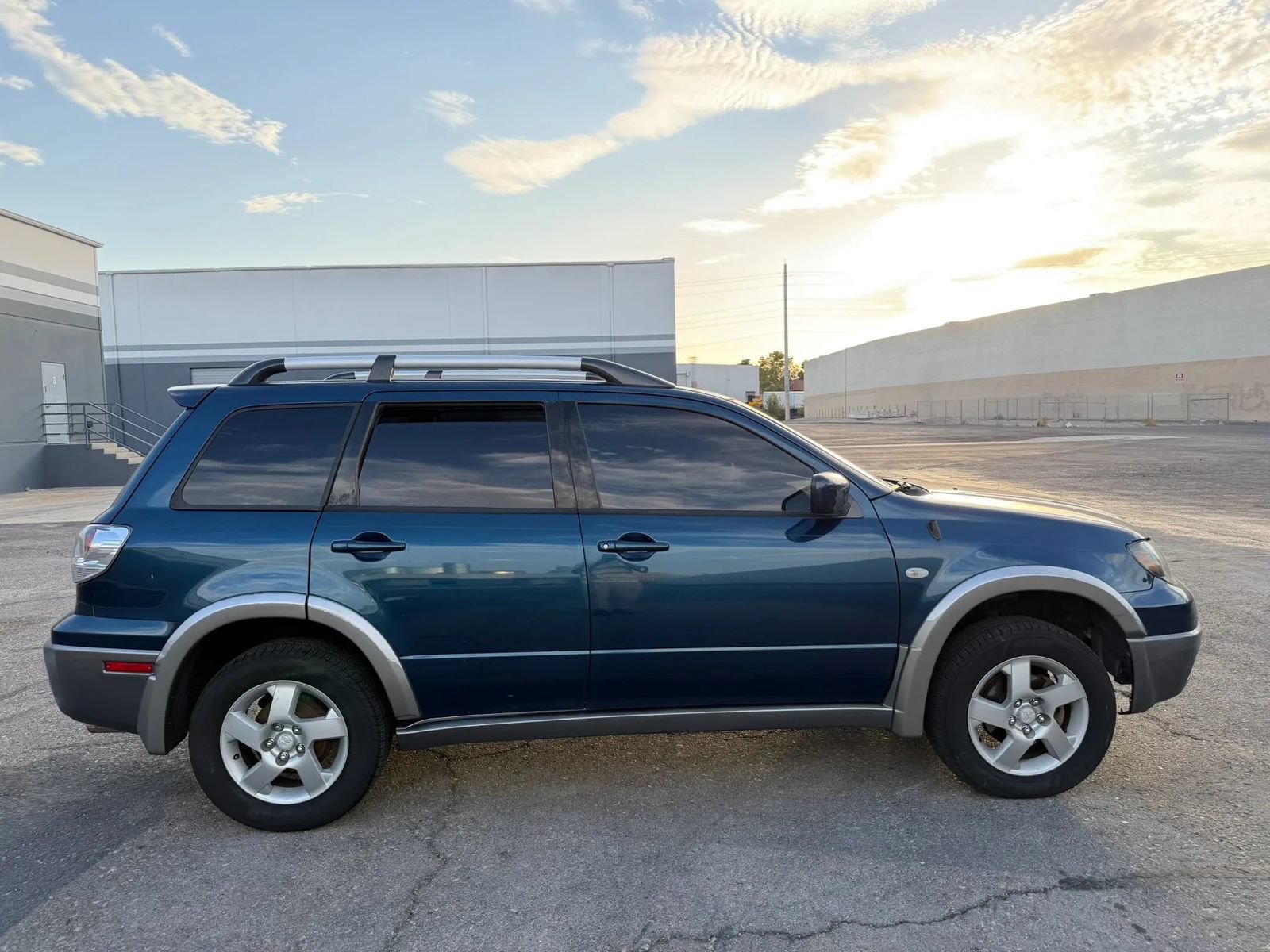 Used 2004 Mitsubishi Outlander XLS AWD/4WD image 4