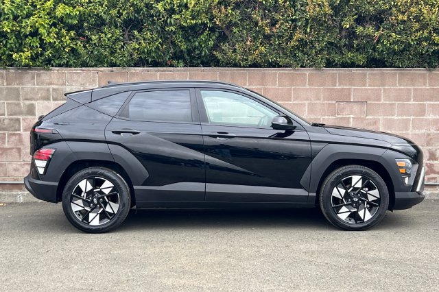Used 2025 Hyundai Kona SEL FWD image 3