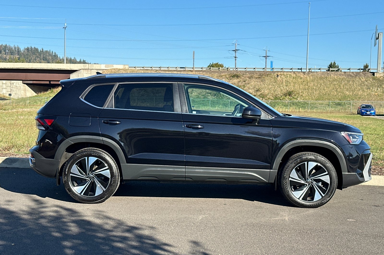 Used 2025 Volkswagen Taos SE AWD/4WD image 2
