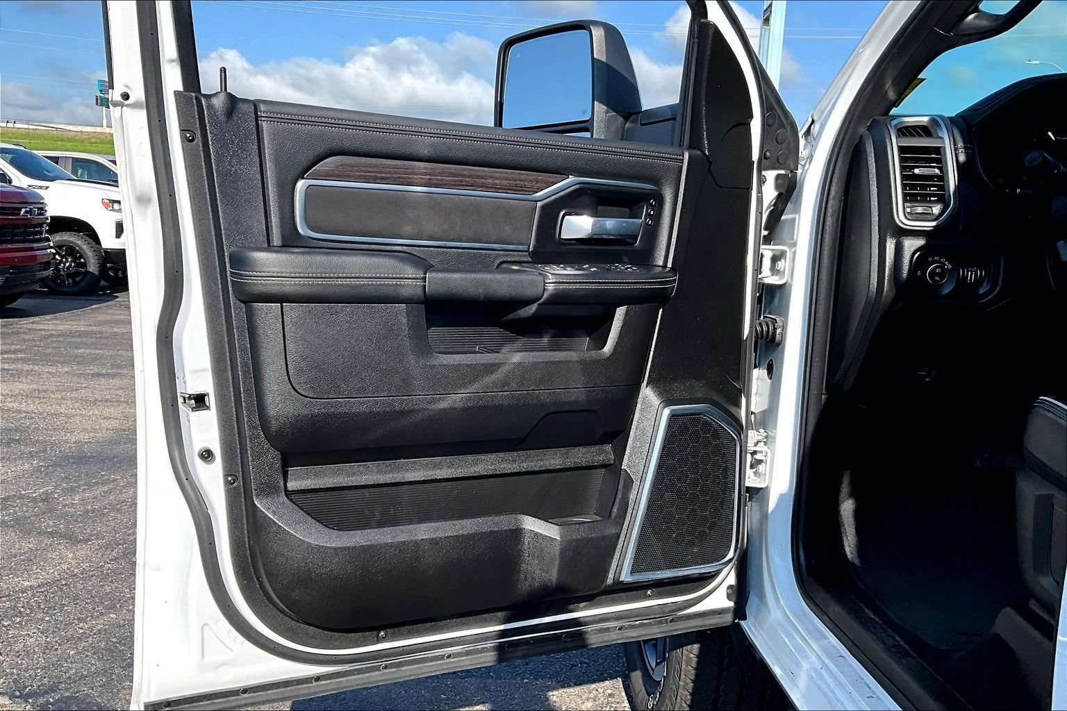 Used 2026 RAM 2500 Laramie AWD/4WD image 17
