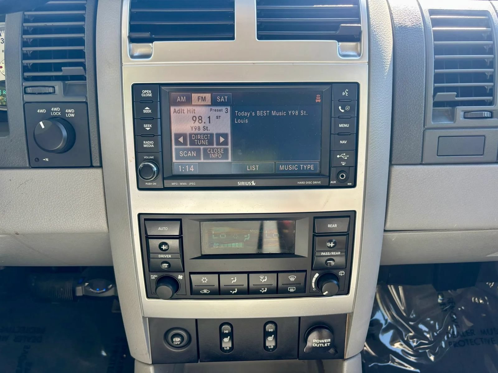 Used 2008 Dodge Durango Limited w/ Technology Group III AWD/4WD image 16