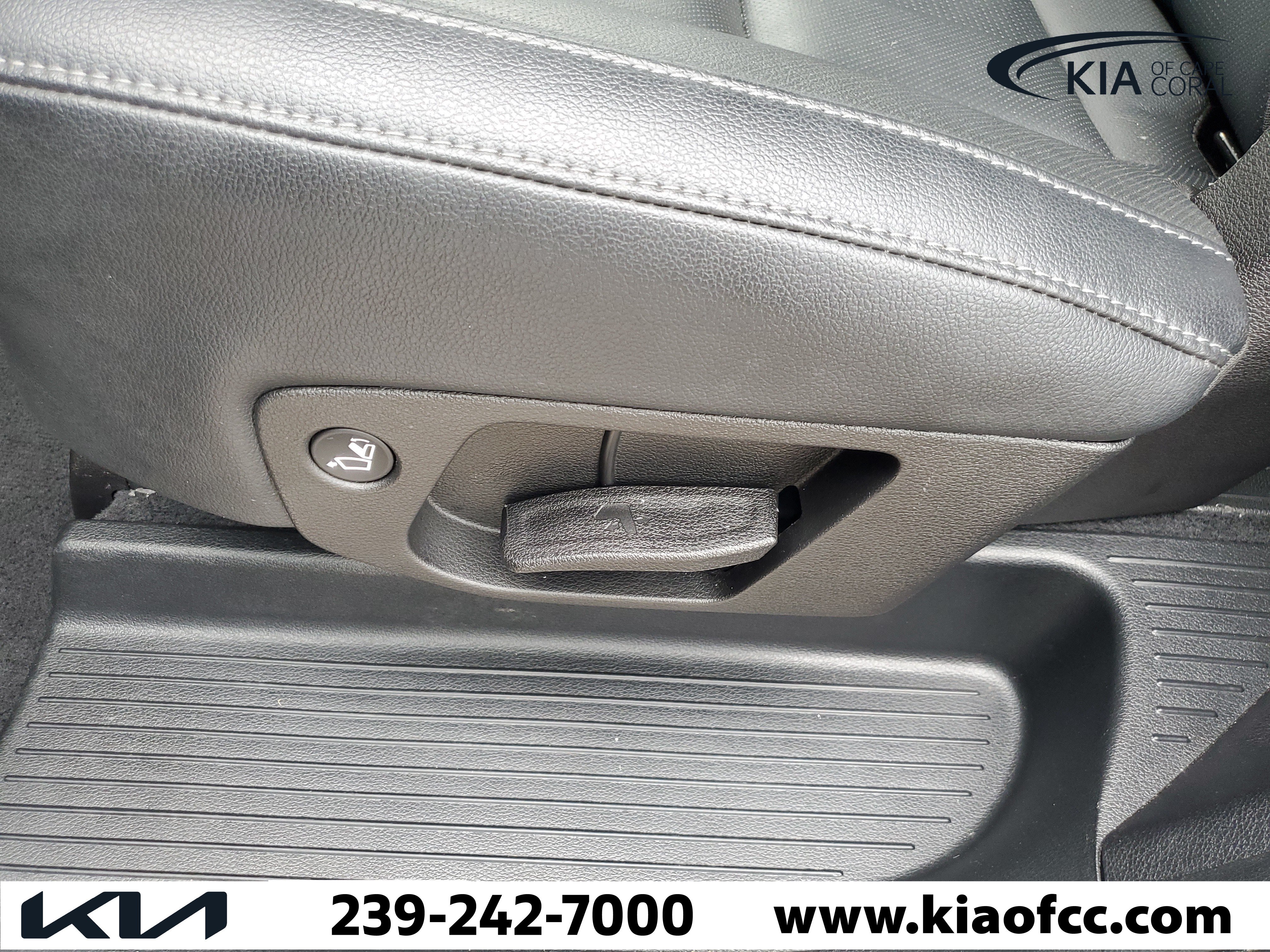 Certified 2024 Kia Telluride EX w/ EX Captain's Chair Package FWD image 14
