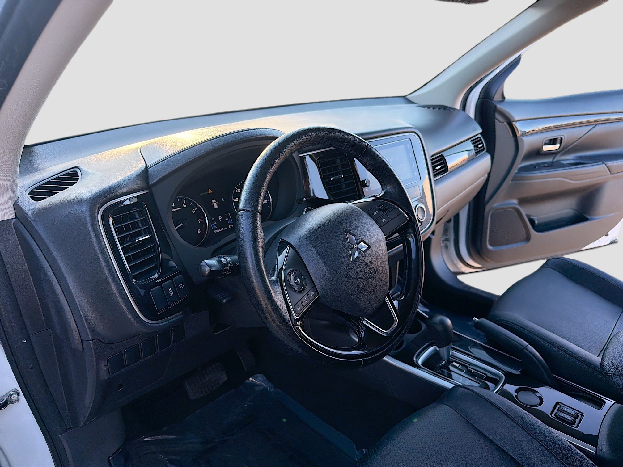 Used 2017 Mitsubishi Outlander SEL image 25