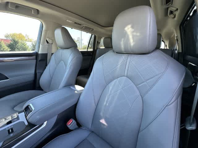 Used 2025 Toyota Highlander Platinum AWD/4WD image 15