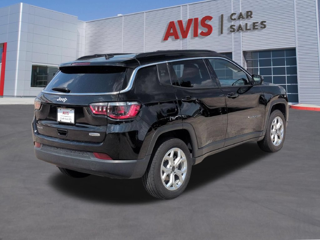 Used 2025 Jeep Compass Latitude w/ Sun & Sound Group AWD/4WD image 6