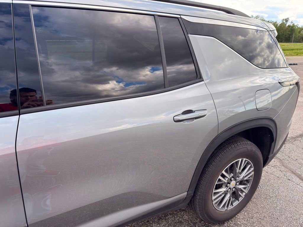 Used 2025 Chevrolet Traverse LT AWD/4WD image 16