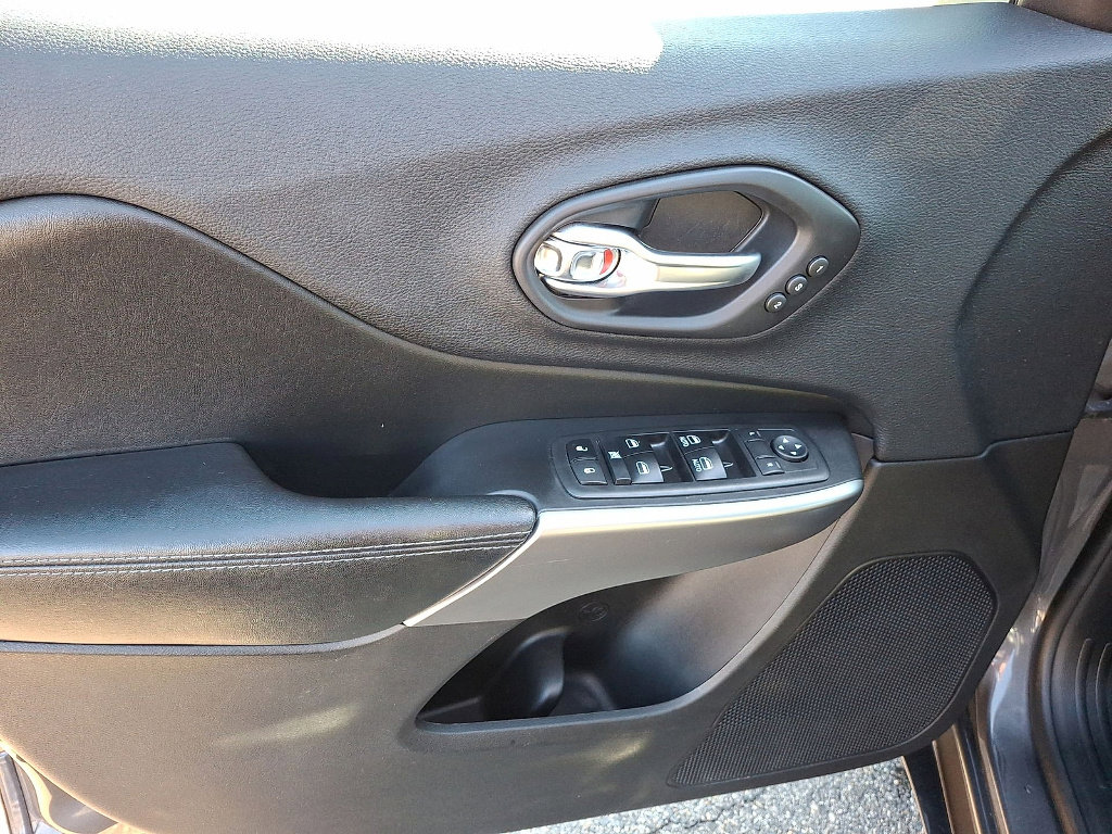 Certified 2019 Jeep Cherokee High Altitude image 10