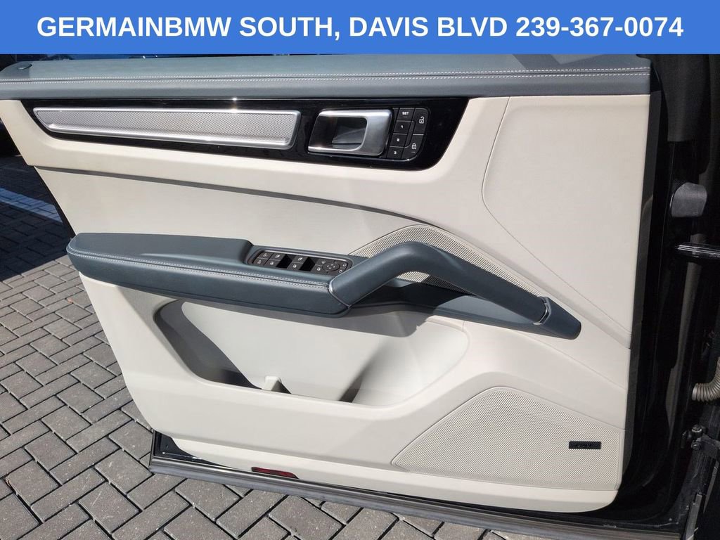 Used 2022 Porsche Cayenne S AWD/4WD image 32