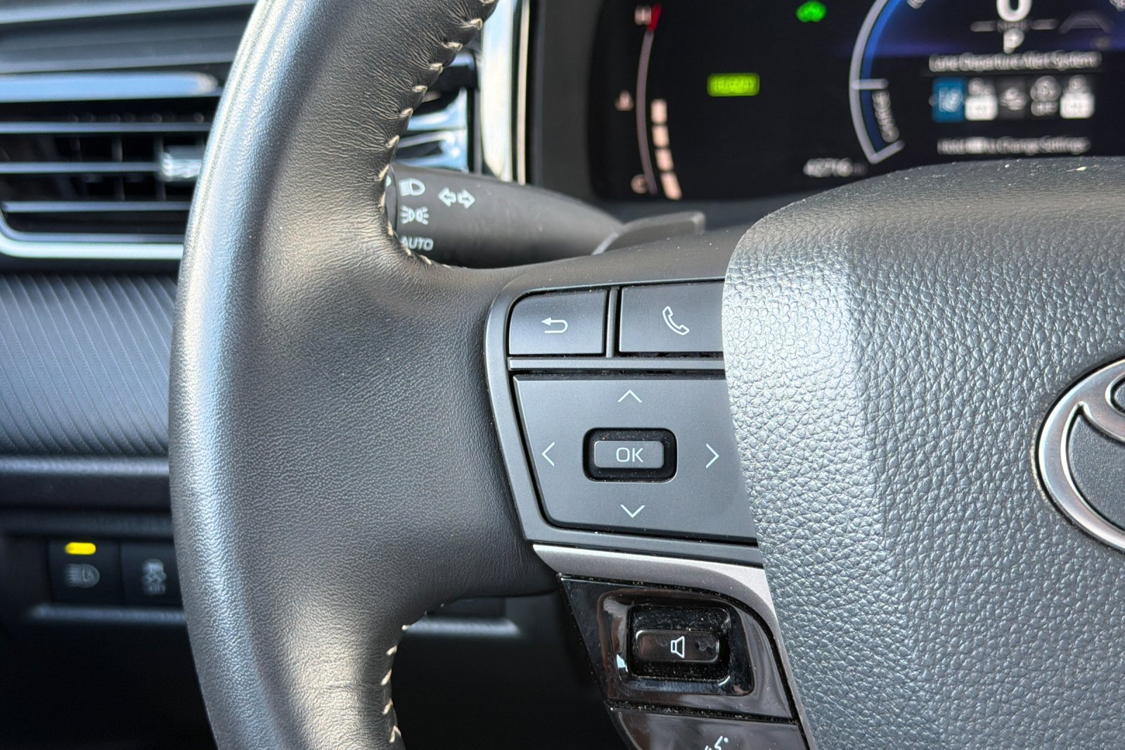 Used 2025 Toyota Camry SE FWD image 29