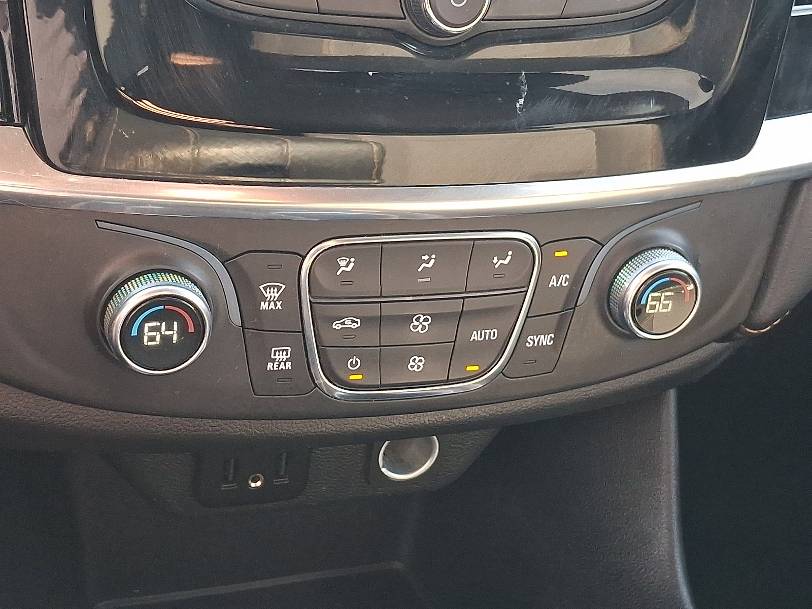Used 2021 Chevrolet Traverse LS FWD image 15