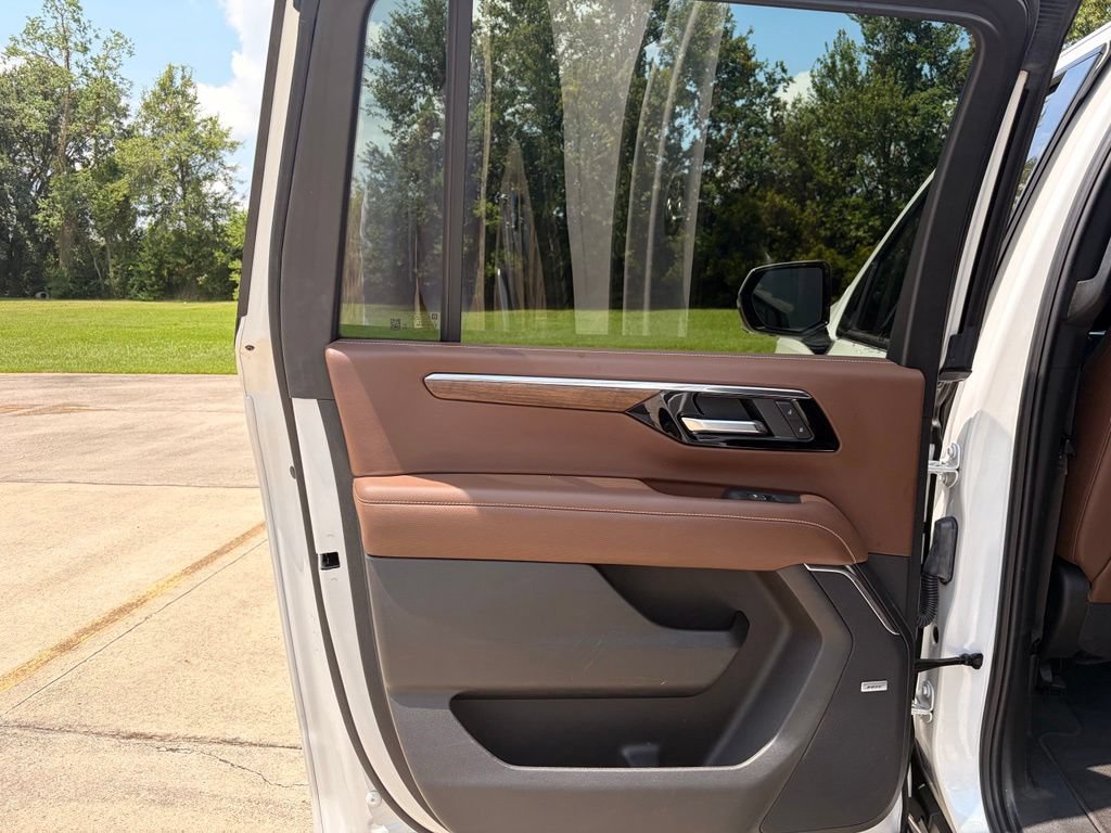 Used 2025 Chevrolet Suburban High Country AWD/4WD image 16