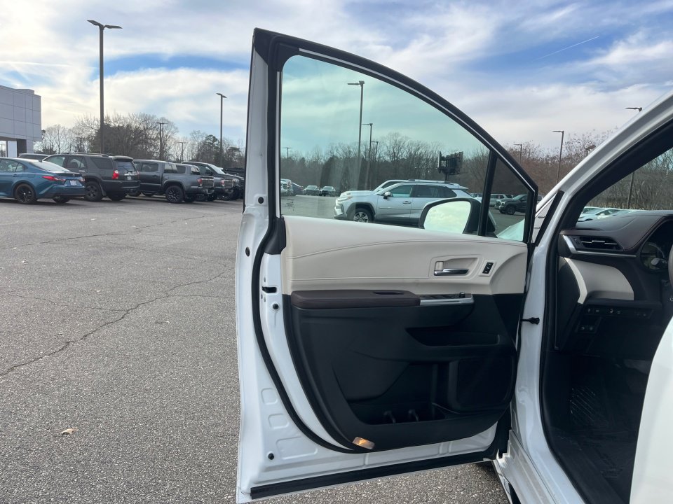 Certified 2023 Toyota Sienna Platinum image 36