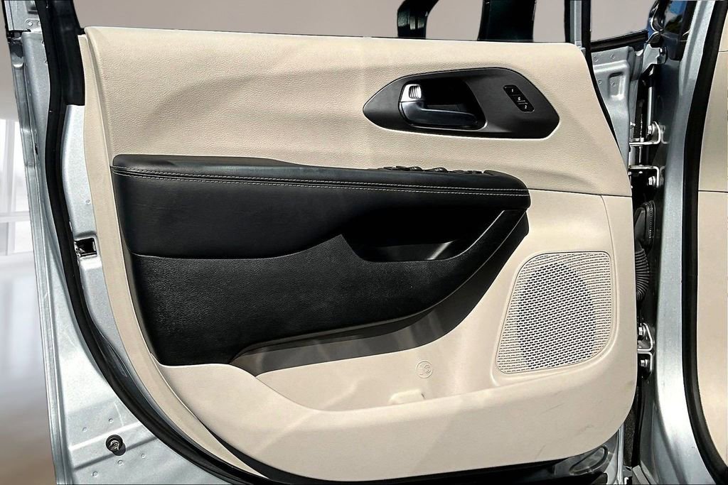 Used 2023 Chrysler Pacifica Touring-L image 20