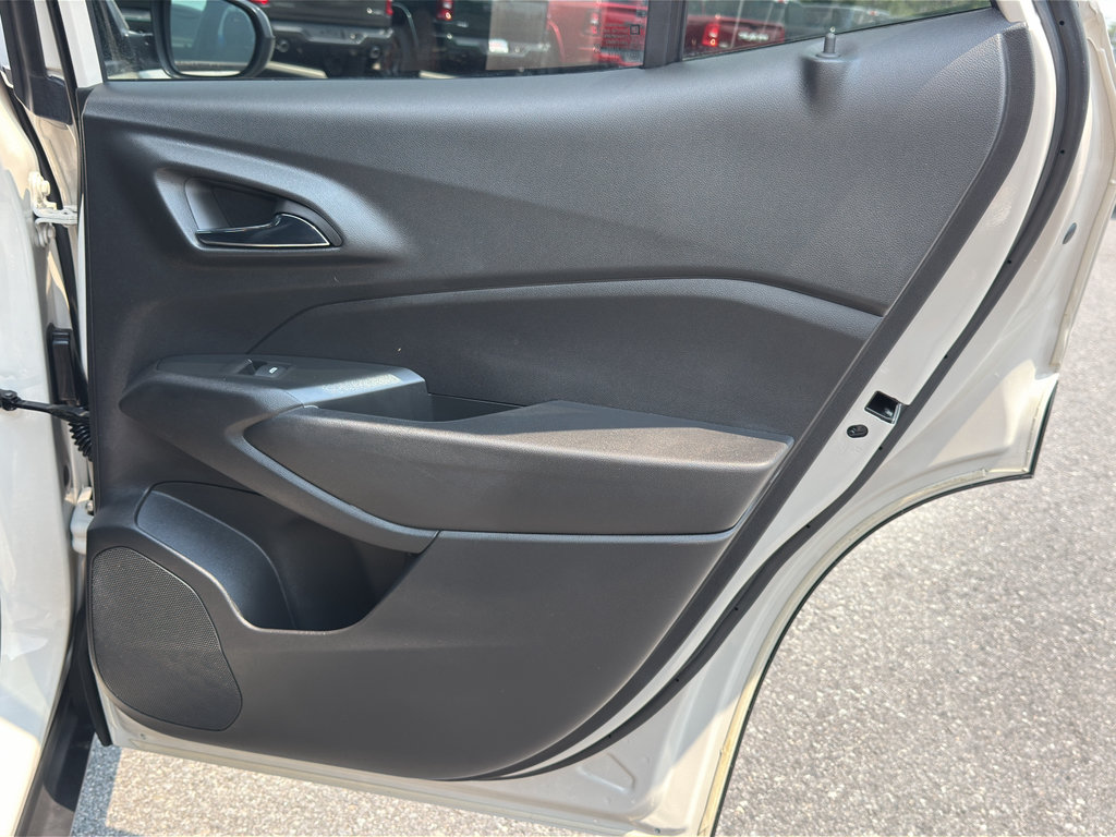 Used 2026 Chevrolet Trax RS w/ Sunroof Package FWD image 30