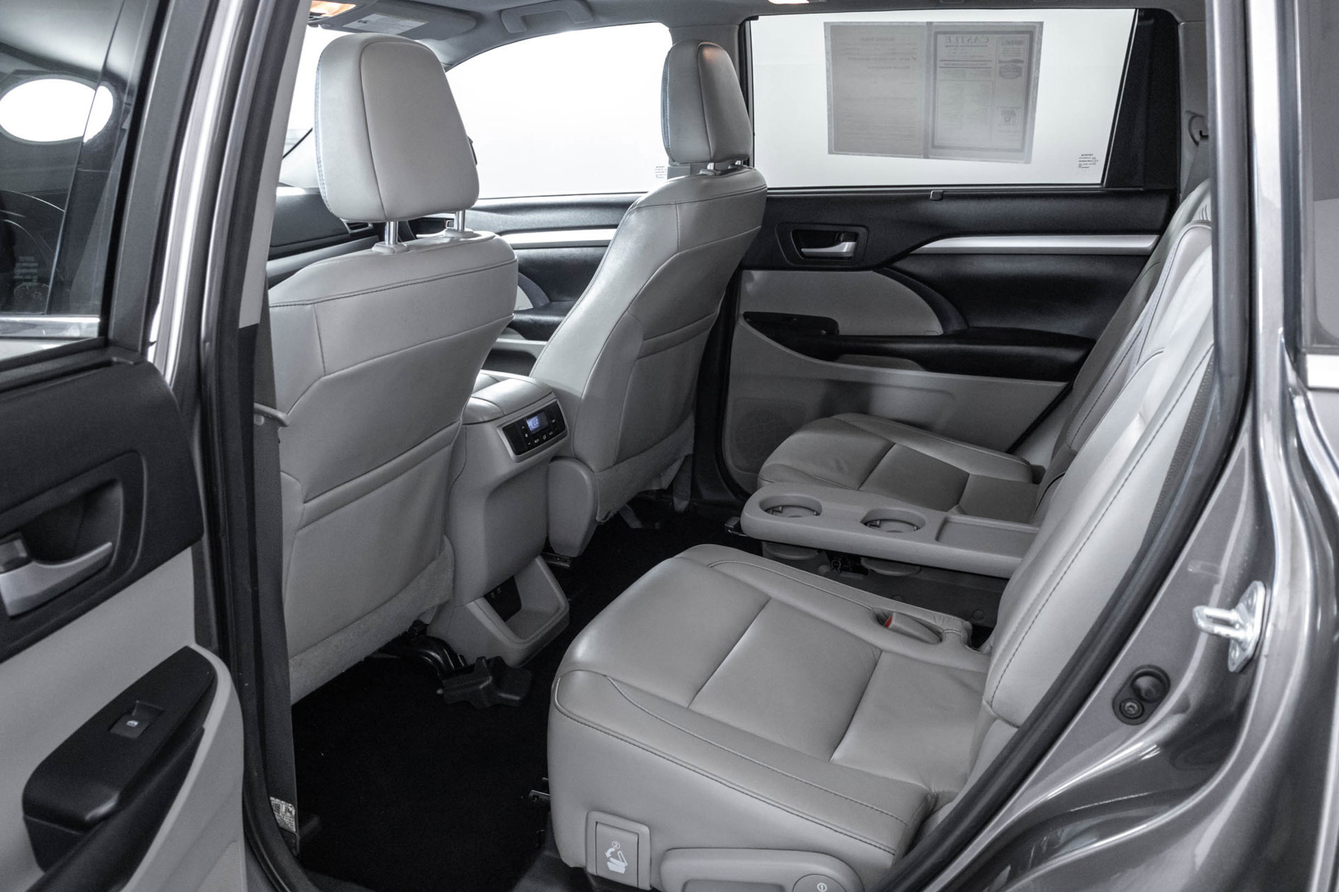 Used 2018 Toyota Highlander XLE AWD/4WD image 38
